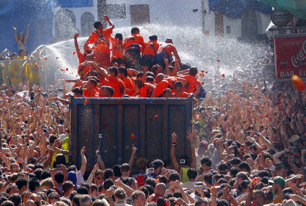 Giant tomato fight erupts in Spain CBS News