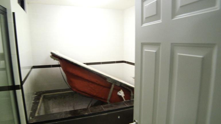 bathtub-escape-hatch.jpg