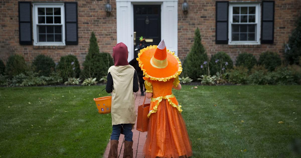 Woman Loses Wedding Ring Handing Out Halloween Candy CBS News