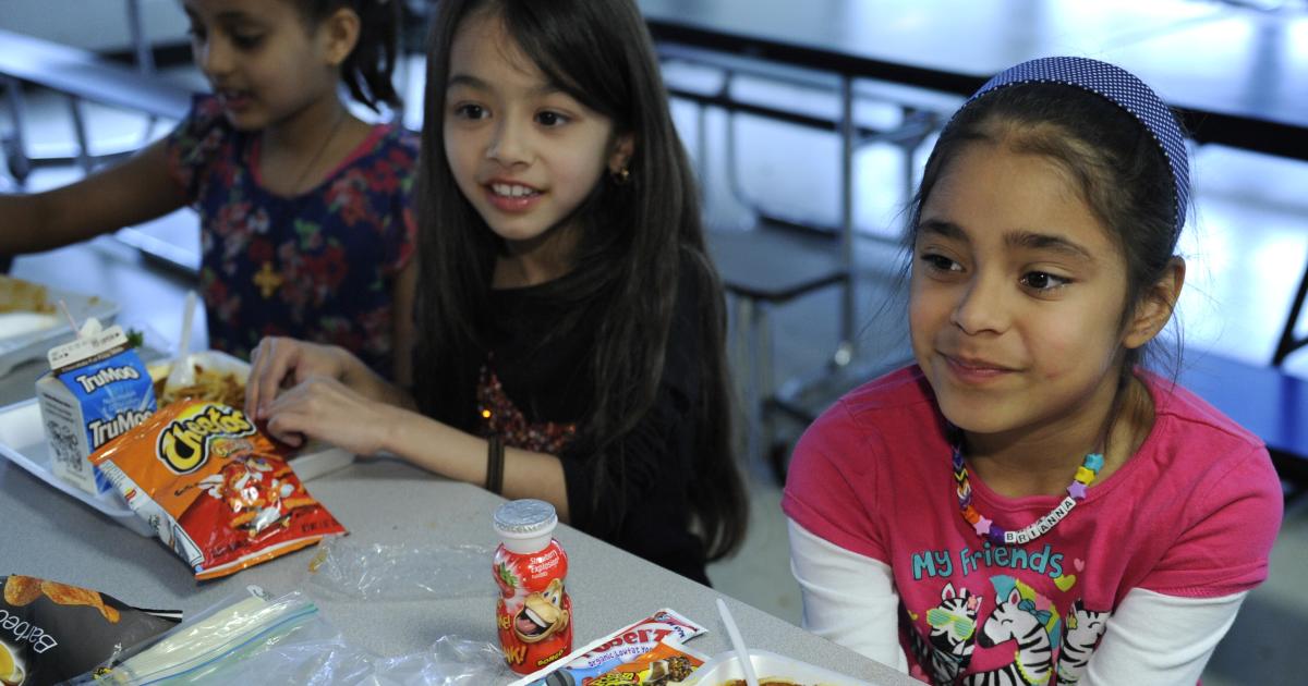 Who makes a healthier lunch: Mom or school cafeteria? - CBS News