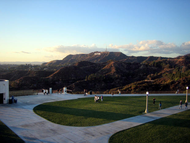 Griffith_Observatory_entrance_lawn_with_Hollywood_sign park 