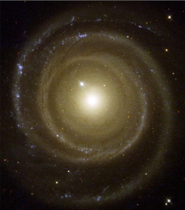 Spiral Galaxy NGC 4622 Spins Backwards 