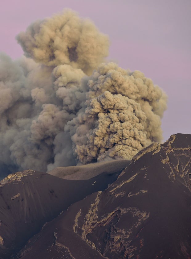 Chile s Calbuco Volcano In Erupts In Spectacular Fashion For First Time 