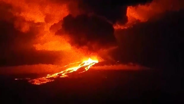 web0525galapagosvolcano2.jpg