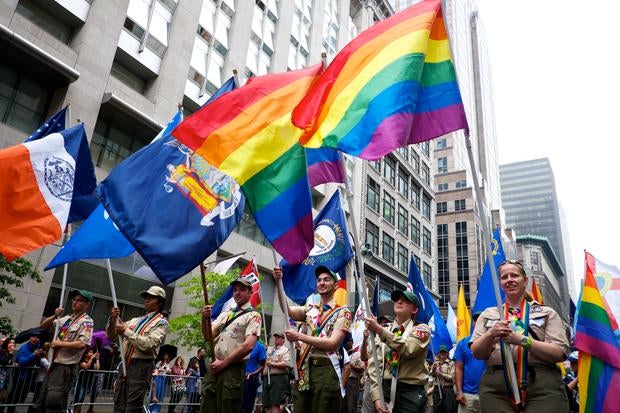 127206282015gayprideparade.jpg