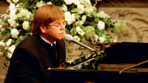 Elton John interpreta “Candle in the Wind” en el funeral de la princesa Diana