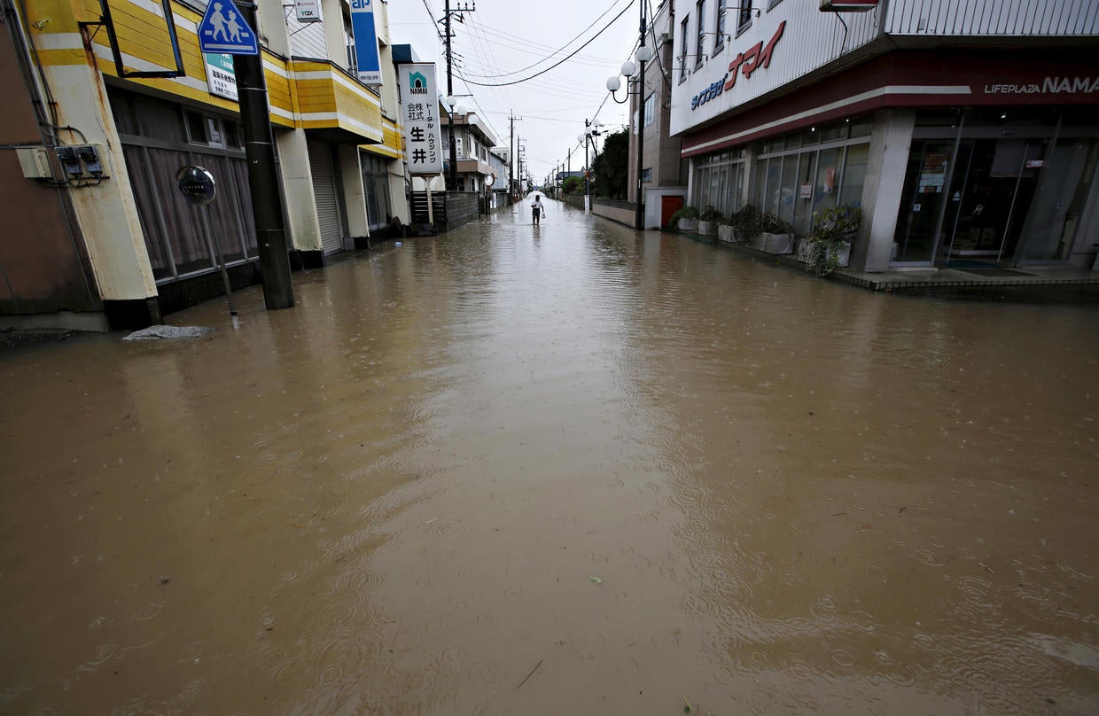 Floodwaters in Japan Floodwaters ravage Japan more than 100,000