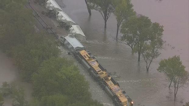 train-derailed-in-flooding-10.jpg 