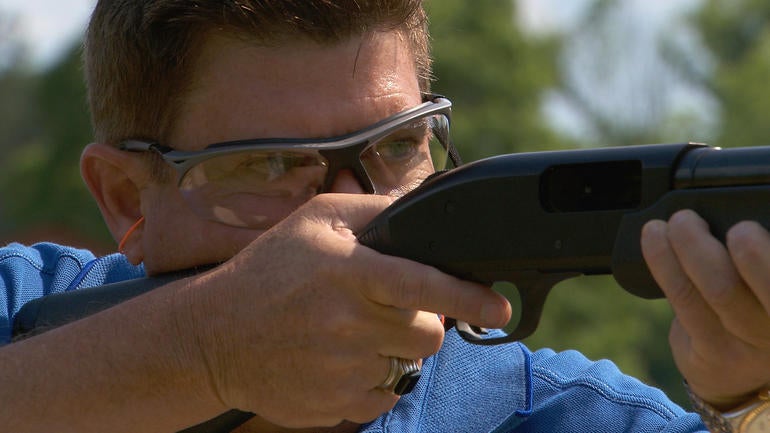 mossberg-fires-gun.jpg