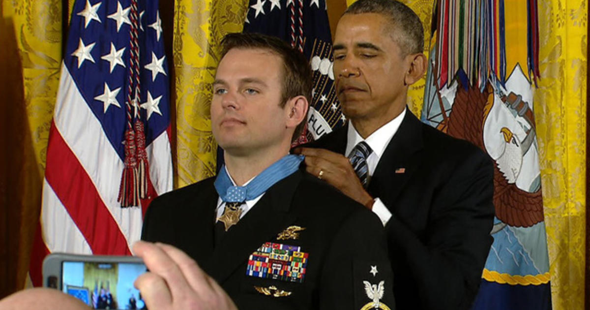 medal of honor to navy seal accused of war crimes