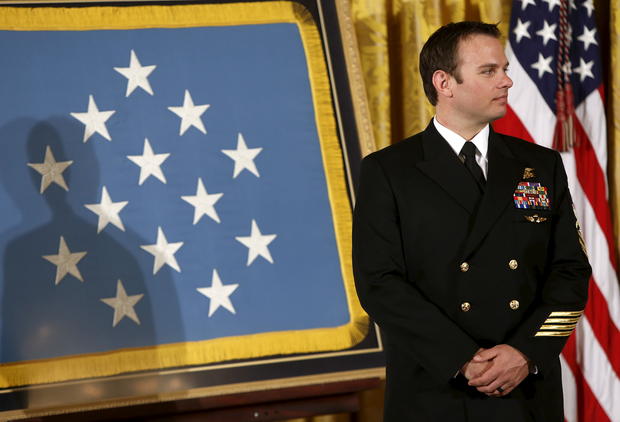 medal of honor to navy seal accused of war crimes