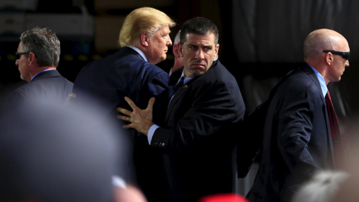 Donald Trump Surrounded By Secret Service Agents At Ohio Rally ...