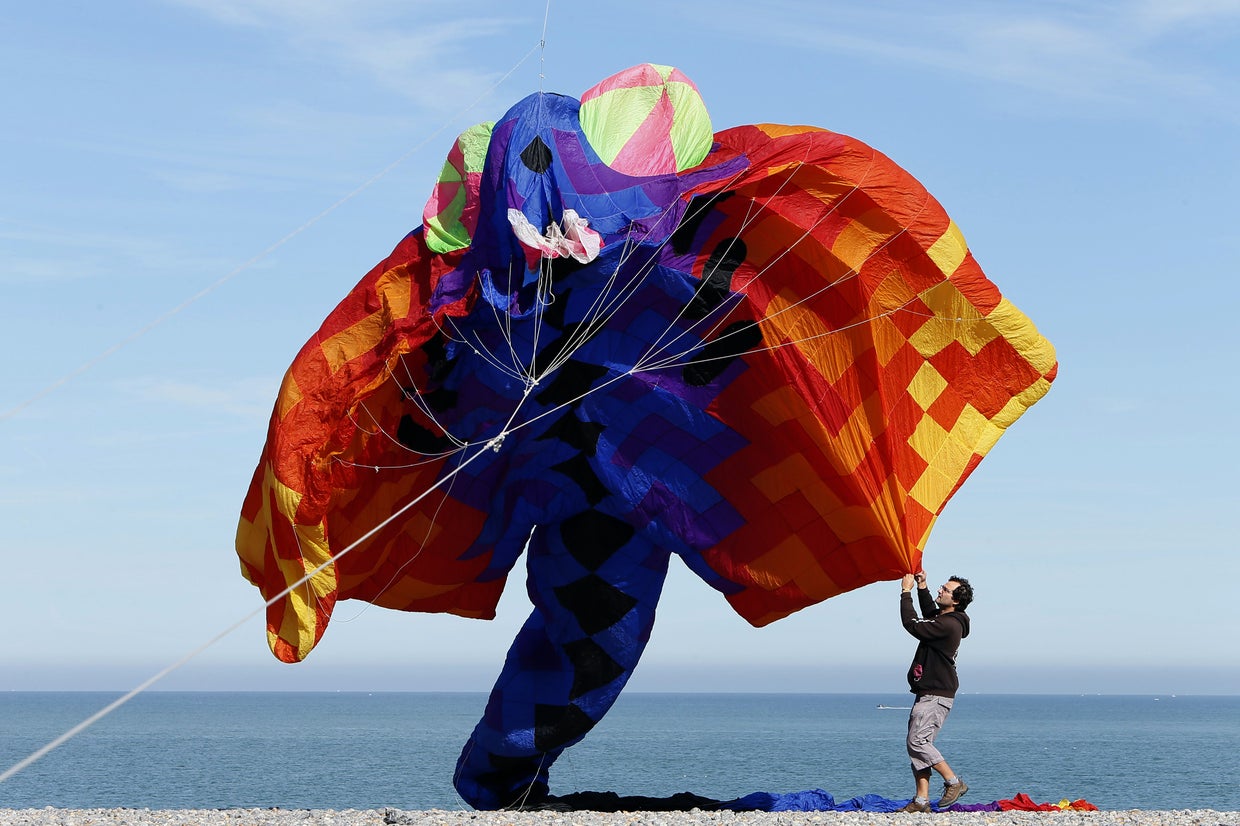 Giant kites soar at International Kite Festival CBS News