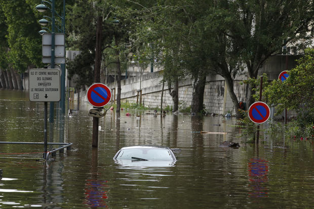 Paris flood - The Seine floods Paris - Pictures - CBS News