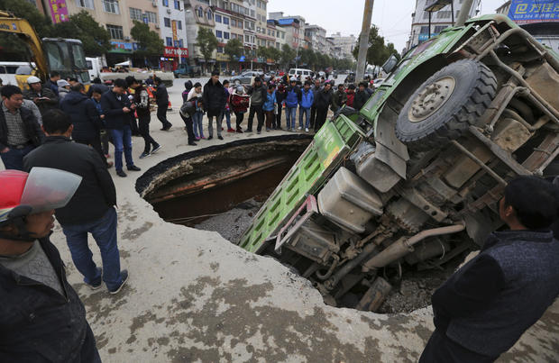 Guatemala City Sinkhole Giant Sinkholes Pictures Cbs News