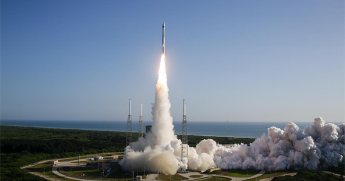 Cloaked In Secrecy Spy Satellite Launches Into Space Cbs News