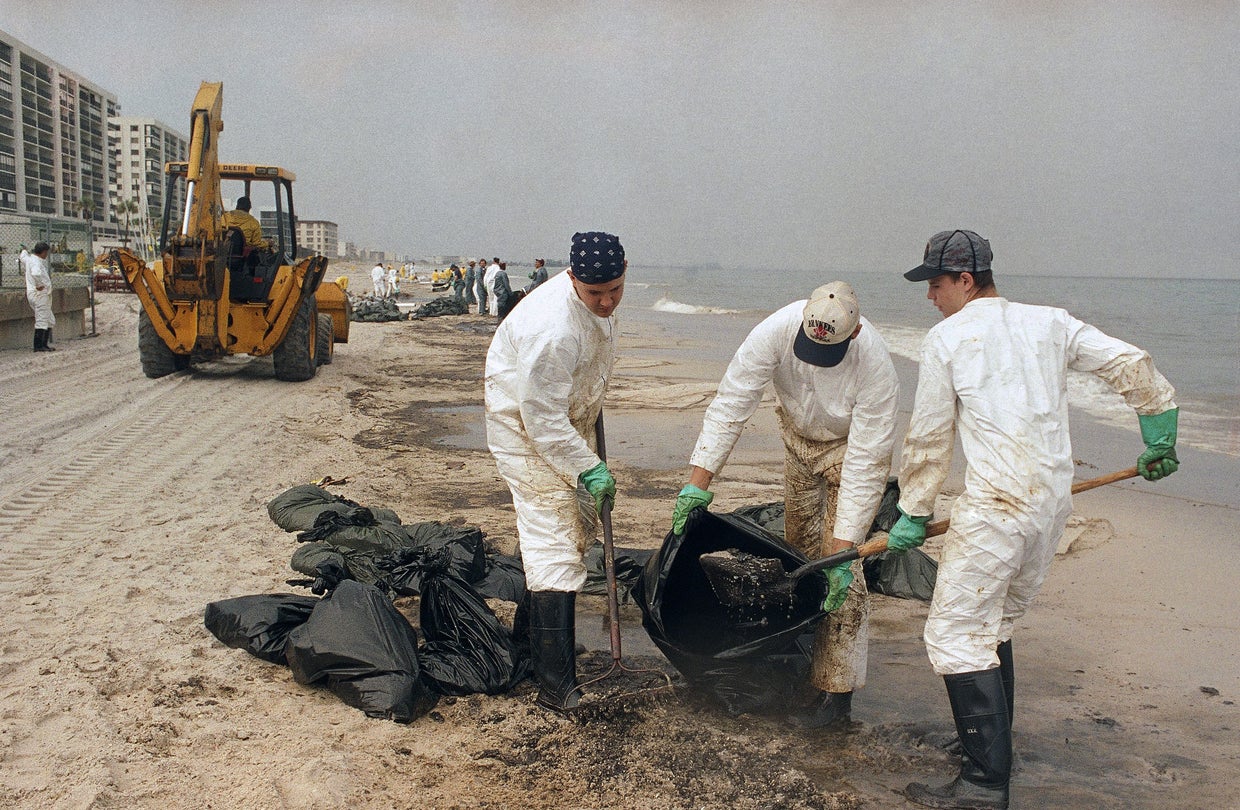 August 10, 1993 Threeship crash causes oil spill in Tampa Bay CBS News