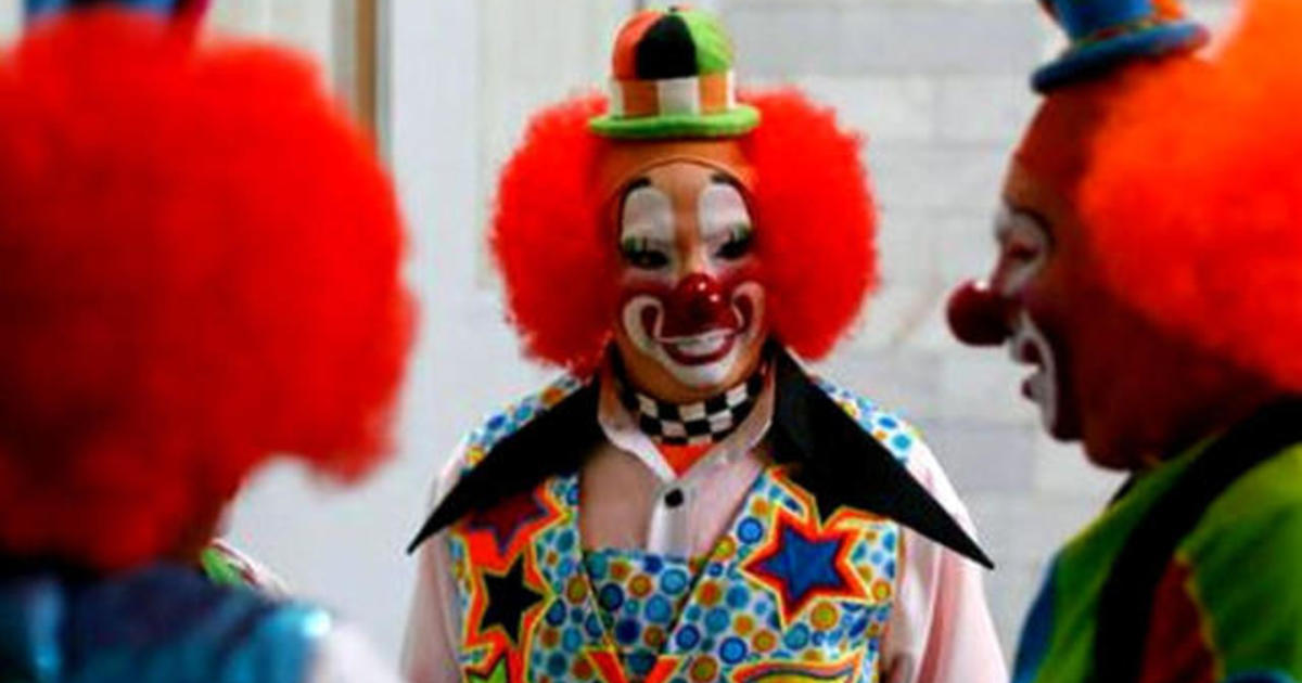 Автобус клоунов. Автобус с клоунами. Клоун в Британии и США. Группа клоунов Англия. Британский клоун фото.