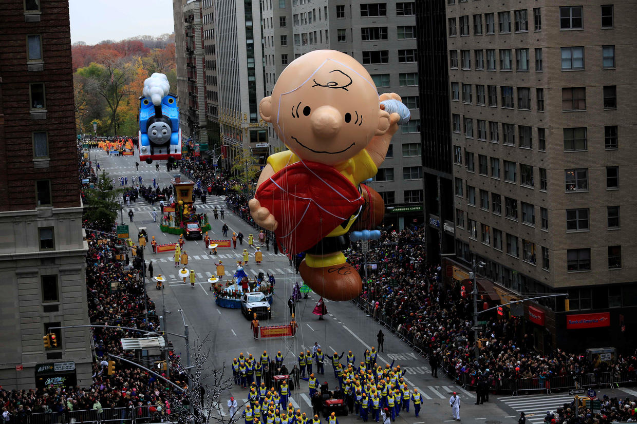 At what time does the thanksgiving parade start