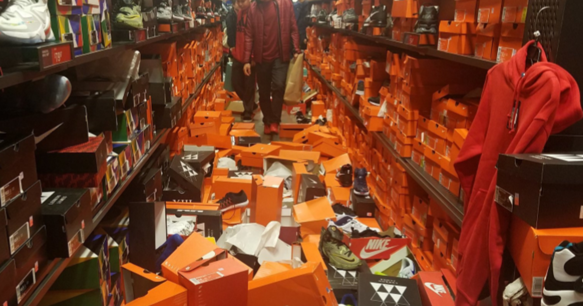 Seattle Nike store gets completely trashed by Black Friday shoppers - CBS News