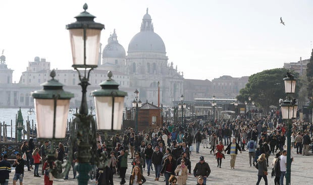 ap-16317482292832-venice-tourists.jpg