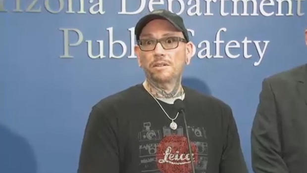 Tetování v obličeji automaticky nevylučuje legálního držitele zbraně. Thomas Yoxal, který střelbo zachránil těžce zraněného policistu. Foto: CBS News.