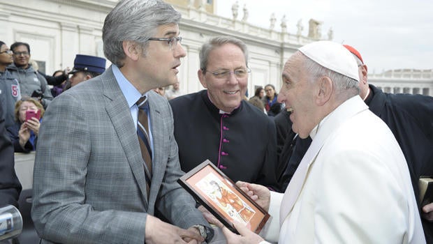 mo-rocca-presents-painting-to-pope-francis-620.jpg