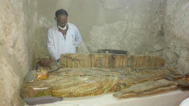 Archaeologists In Egypt Open Ancient Tomb, Find 1,000 Statues - CBS News