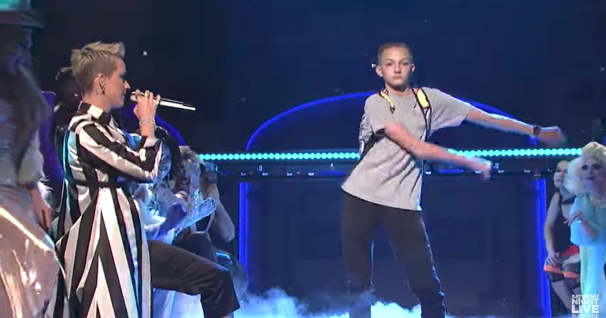 Backpack Kid Steals The Show On Saturday Night Live With Katy Perry Cbs News