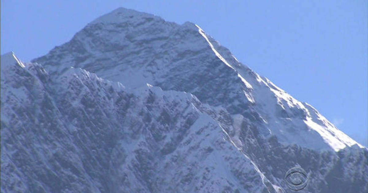 Four Climbers Found Dead In Death Zone On Mount Everest Cbs News 