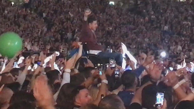 d2-mason-coldplay-fan-0710-transfer-frame-436.jpg
