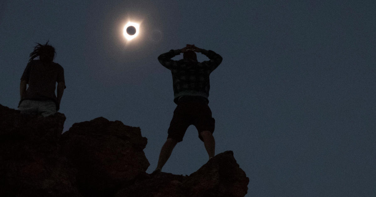 Solar Eclipse 2017: Sun and moon put on celestial performance - CBS News