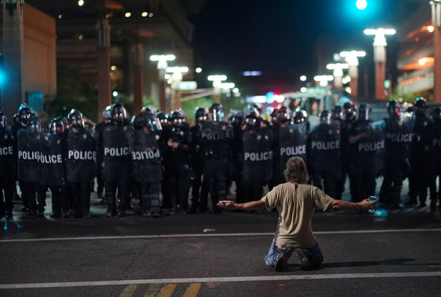 Police Fire Gas Flash Bangs On Unruly Crowd Outside Trump Rally In Phoenix Cbs News 8894