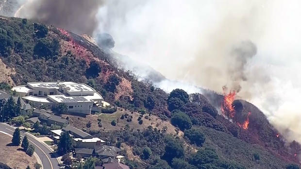 Large Oakland Hills home threatened by fire 