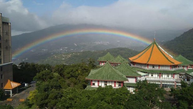 Taiwan rainbow 'lasts record-breaking nine hours'