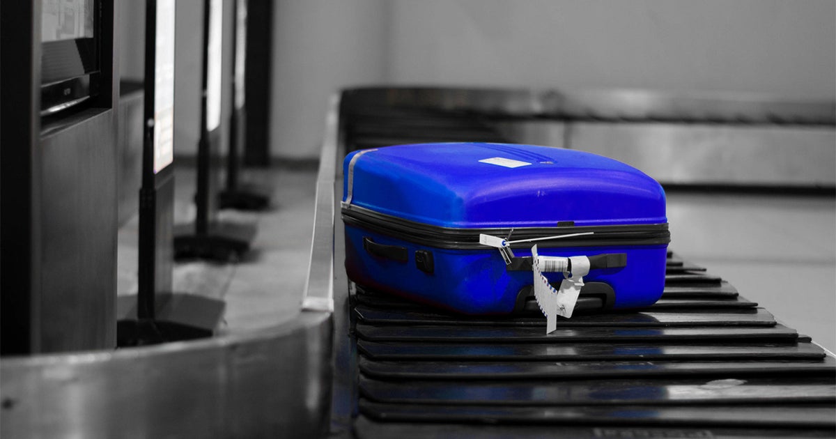 летящий чемодан. отпуск чемодан. чемодан для путешествий. путешествие на самолете. летящий чемодан.