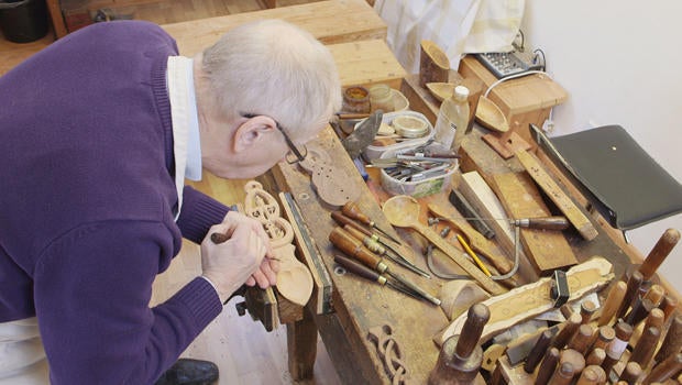 lovespoons-woodcarver-kerry-thomas-620.jpg