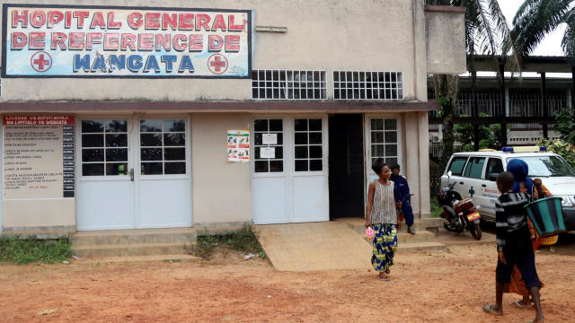 Residents arrive at the Wangata Reference Hospital in Mbandaka, Democratic Republic of Congo, May 20, 2018. 