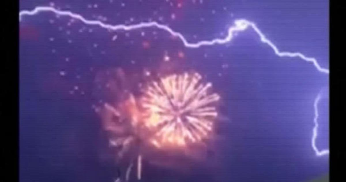 Lightning Strikes Through Fourth Of July Fireworks Shows In Two States Cbs News 