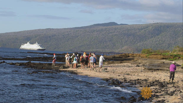 galapagos-islands-tourists-on-the-beach-620.jpg 