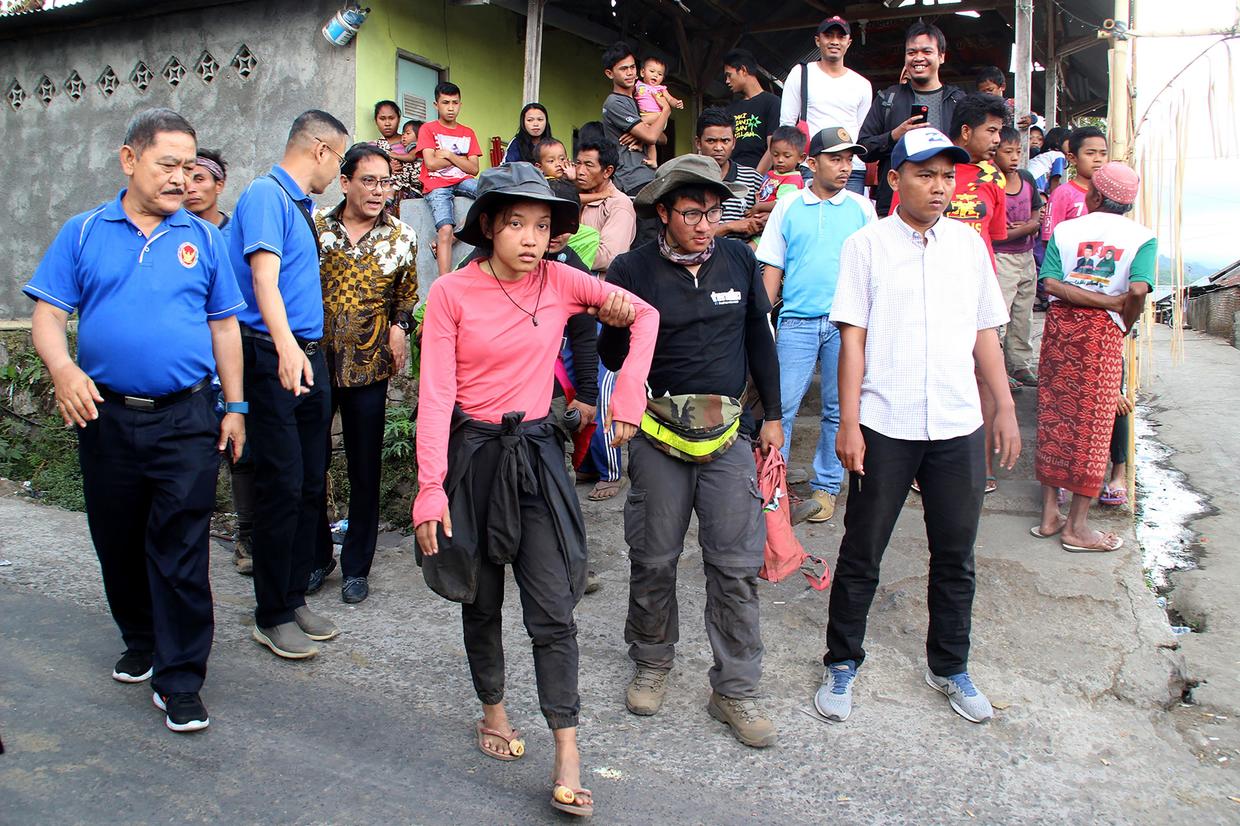 Tourists stranded on Indonesia volcano on Lombok finally 