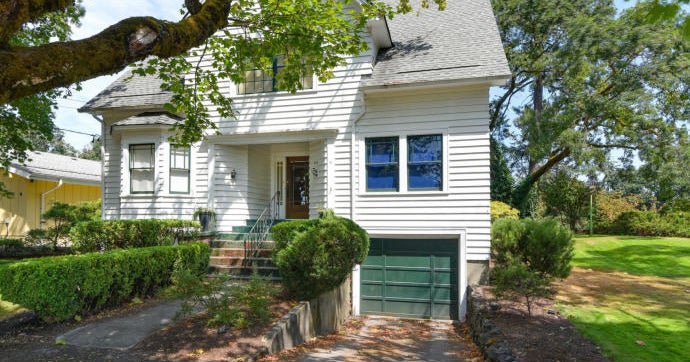 "Twilight" house featured in movies up for sale in Oregon CBS News