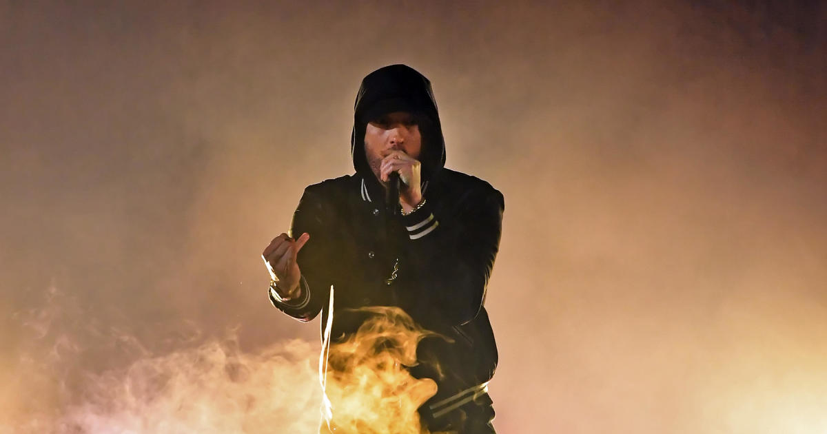 Kamikaze Surprise New Album By Eminem Drops Overnight On Itunes Spotify Includes Single From Venom Movie Soundtrack Cbs News - roblox id eminem venom song