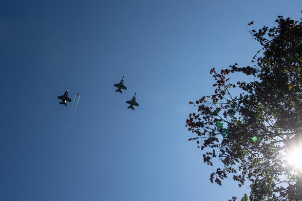180902-mccain-f18s.jpg