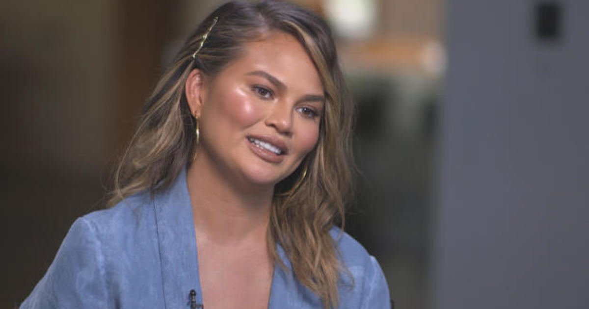 Chrissy Teigen apologizes for her "old awful" tweets