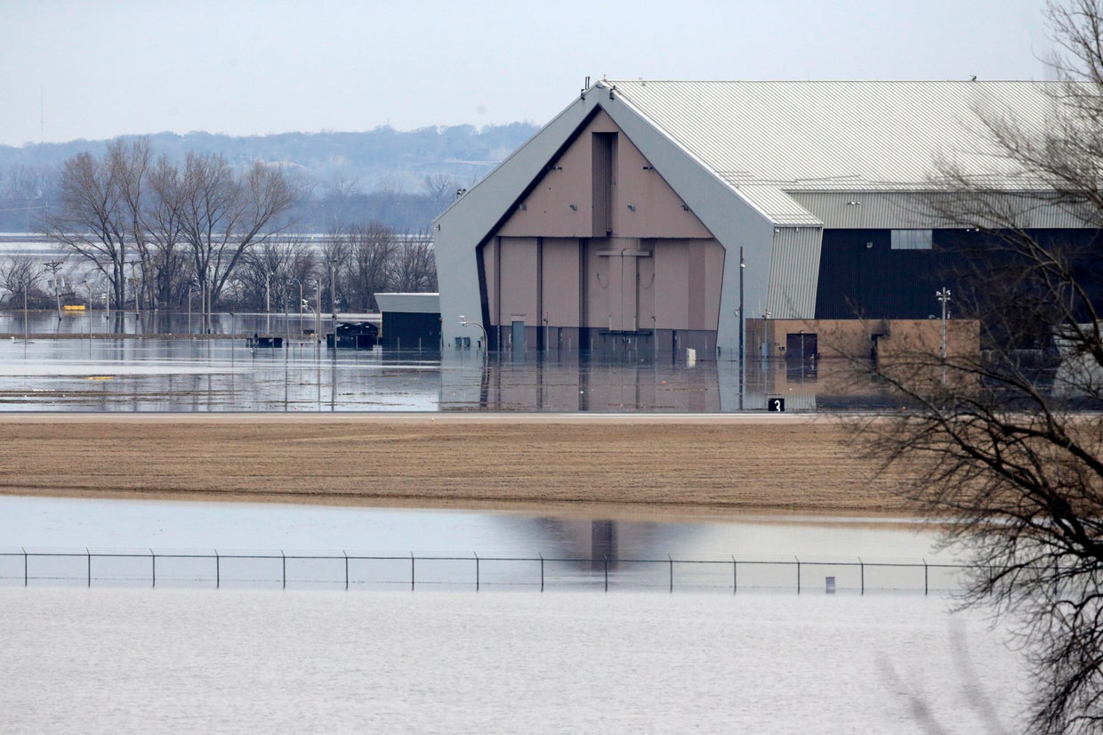 Midwest flooding Historic, deadly Midwest flooding forces thousands to