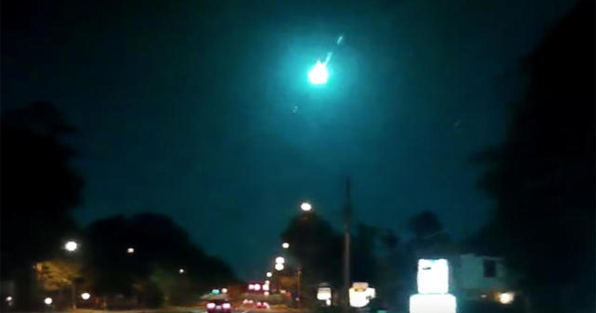 Large green meteor streaks through sky over Florida, CBS News