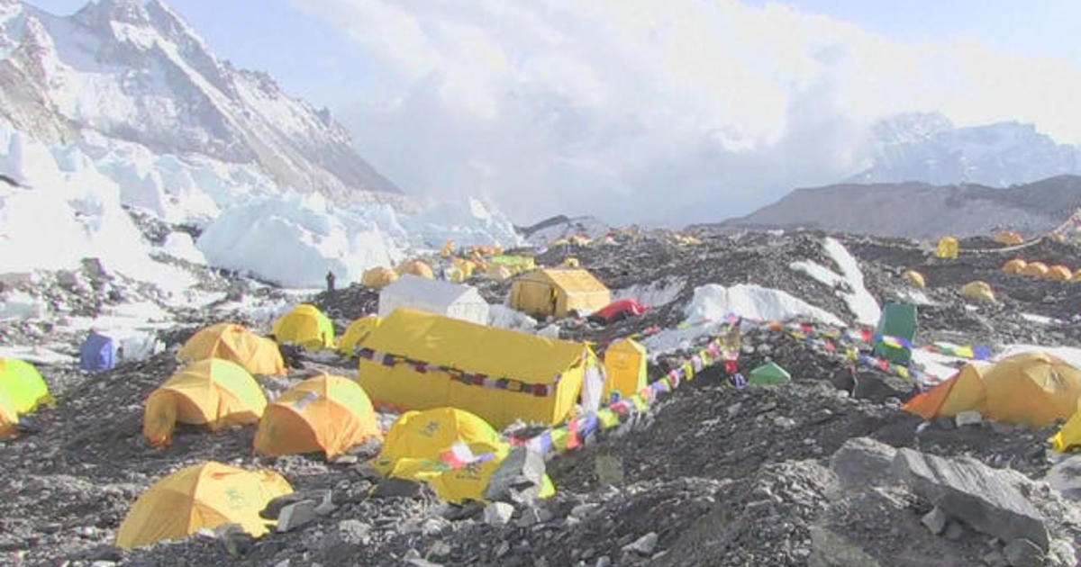 British Climber Who Warned Of Everest Overcrowding Dies During Climb ...