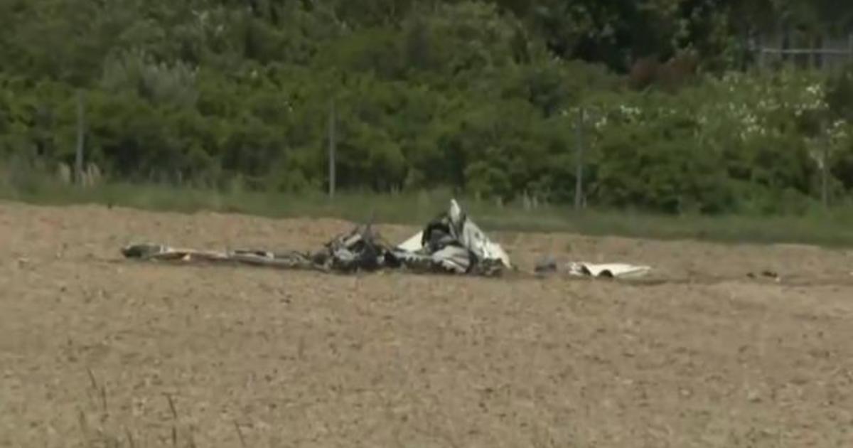 2 Killed In Small Plane Crash In New Yorks Long Island Cbs News 1635