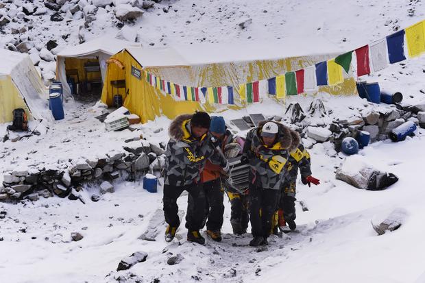 Mount Everest deaths: Inside a deadly climbing season - CBS News
